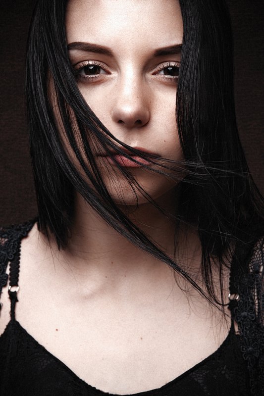 девушка, женский портрет, волосы, на темном фоне, взгляд Юлияphoto preview