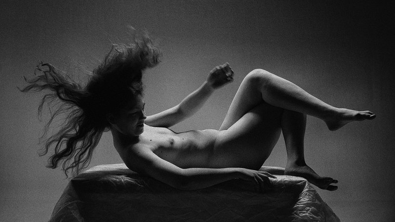 девушка Девушка на столеphoto preview