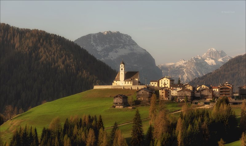 italy,colle santa lucia,весна,church,свет,утро,церковь,village,деревня,alps,горы,альпы,dolomites,доломиты,selva cadore,италия. Colle Santa Lucia фото превью