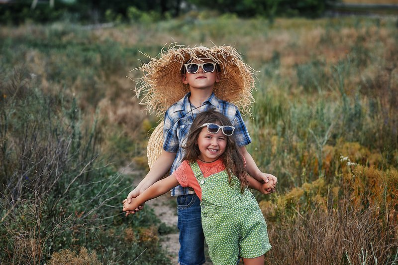 Весёлые дети на загородной прогулкеphoto preview