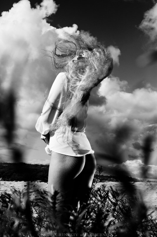 чб девушка облака сетка волосы ветер Облакаphoto preview