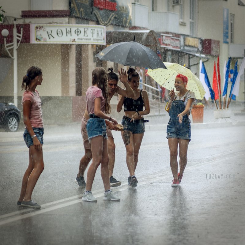 дождь, зонтик, девушки Про конфетки и дождьphoto preview