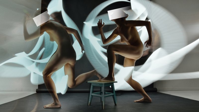 девушка Девушка и табурет на чёрном фонеphoto preview