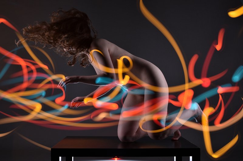 девушка Девушка на столеphoto preview