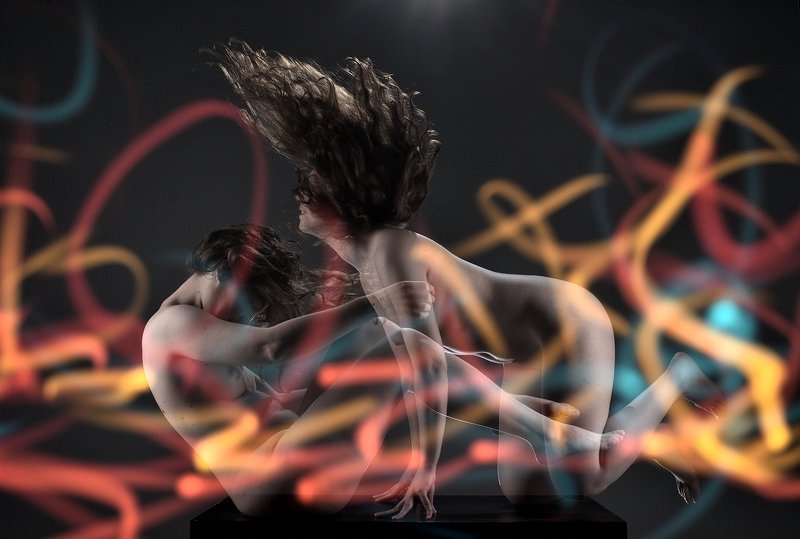 девушка Девушки на столеphoto preview