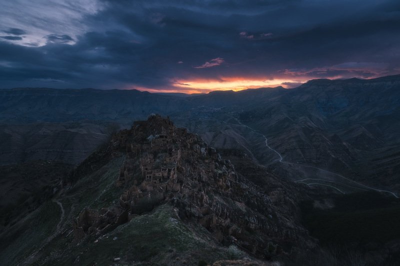 россия, дагестан, кавказ, горы, перевал, гамсутль, пейзаж, рассвет, весна, восход солнца, долина, природа, село Рассвет в городе мертвыхphoto preview