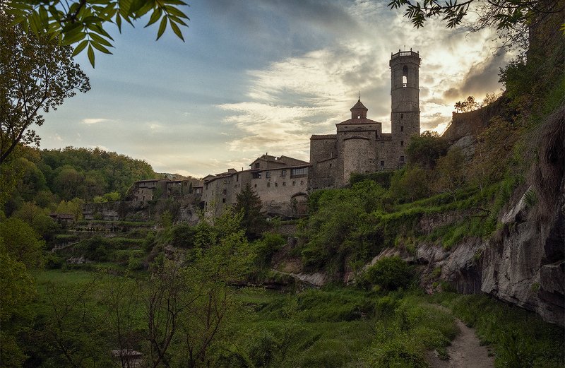 испания, каталония, рупит, закат, облака, путешествие, на, машине, деревья, старый, город Рупит на закатеphoto preview