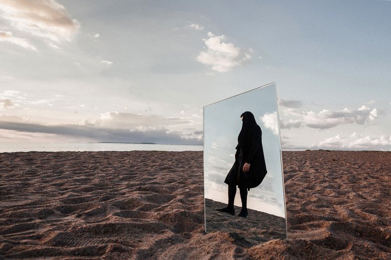 Зеркало Стекло Отражение Мужской Портрет Пляж Закат Стеклоphoto preview