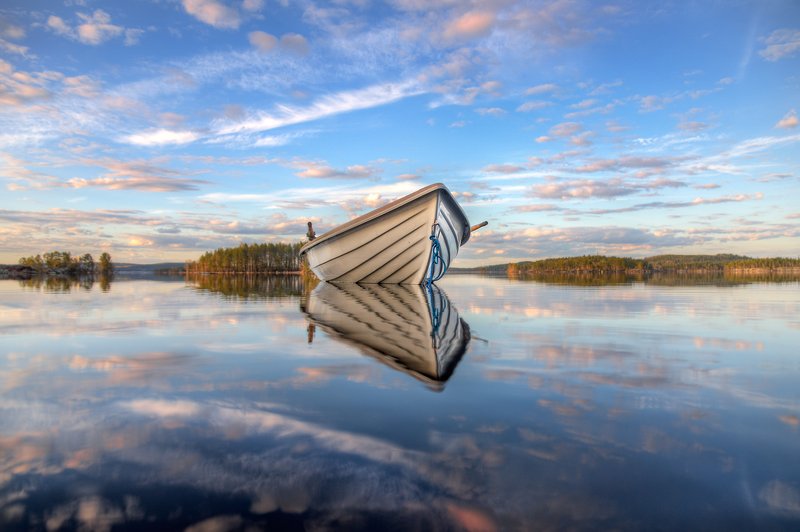 Одинокая лодкаphoto preview