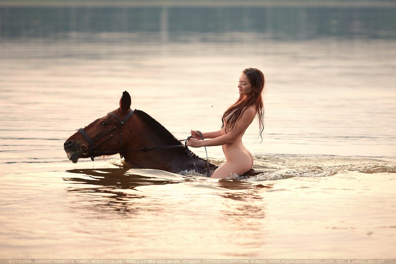 михаилсеменов, аквалайт, ню, верхом, девушка, aqua, мокрая, вводе, наконе, слошадью, фотосессия, фотопроект Купание красного коняphoto preview