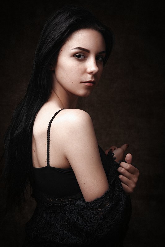 девушка, женский портрет, волосы, на темном фоне, взгляд Юлияphoto preview