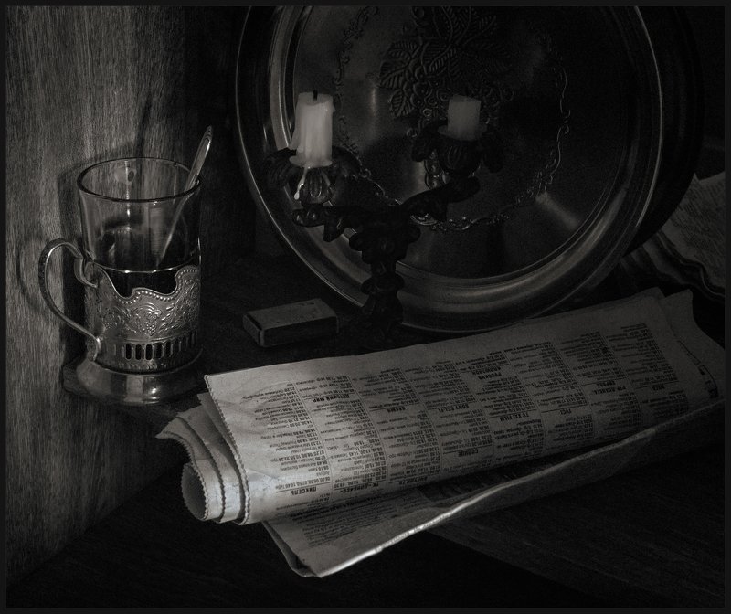 газета, стакан, подсвечник, натюрморт Прессаphoto preview