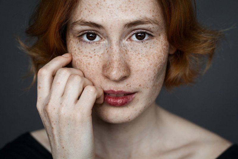 девушка веснушки портрет взгляд модель гламур black&white girl popular art model woman beautiful studio freckles Маринаphoto preview