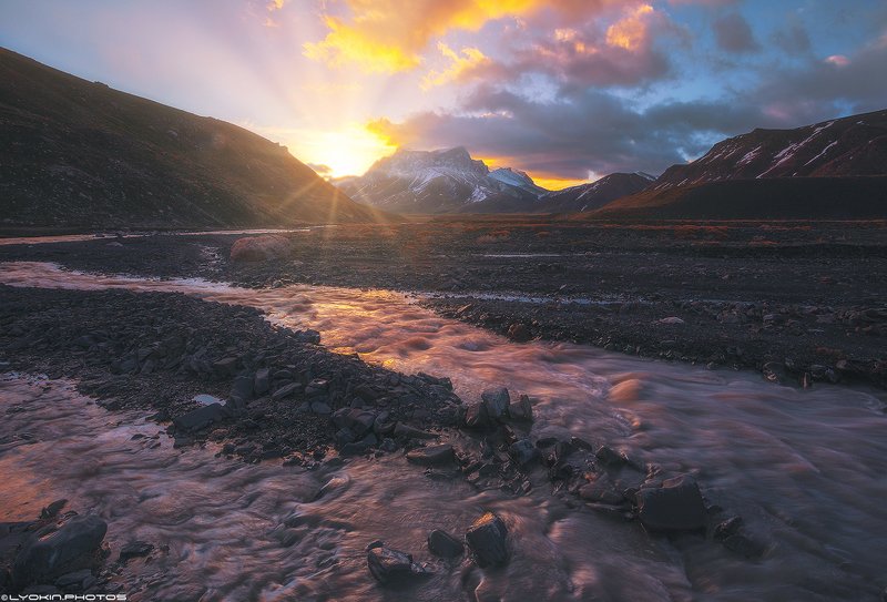 Рассвет на горной реке Шахнабад. Вид на гору Гызылгая 3751 м фото превью