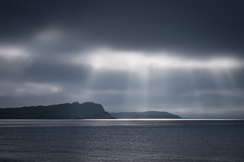 #пейзаж #морской #тучи #мрак #непогода #лучи Сквозь тучи.photo preview