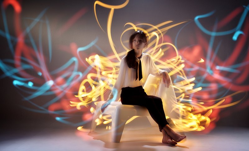 девушка Девушка на кресле в тёмной комнатеphoto preview