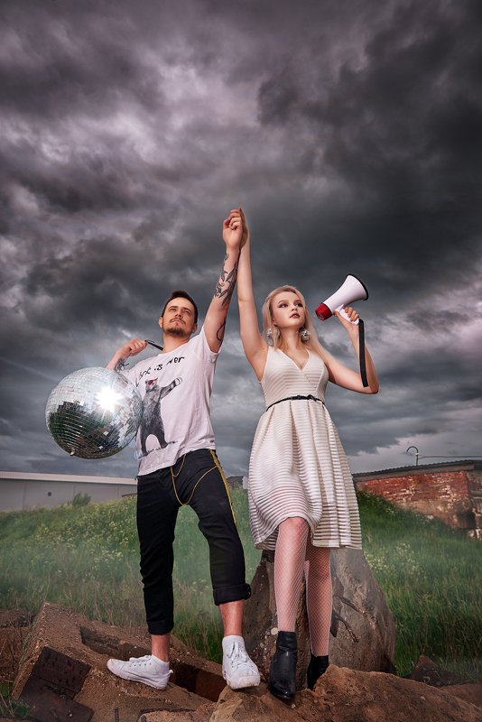 лошади, группа, пасмурное небо, девушка, музыканты YeBand groupphoto preview