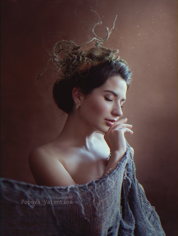 женщина, венок, шаль, нежность, свет Прикосновениеphoto preview