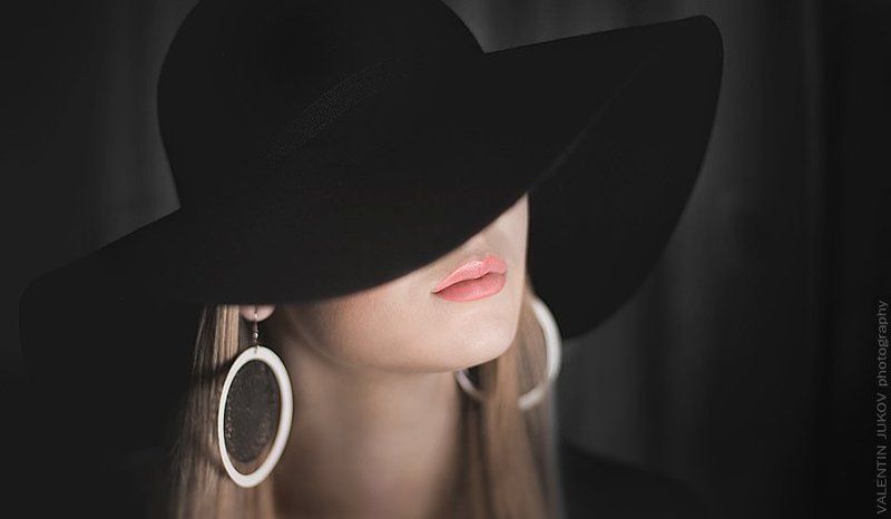 Девушка в шляпеphoto preview
