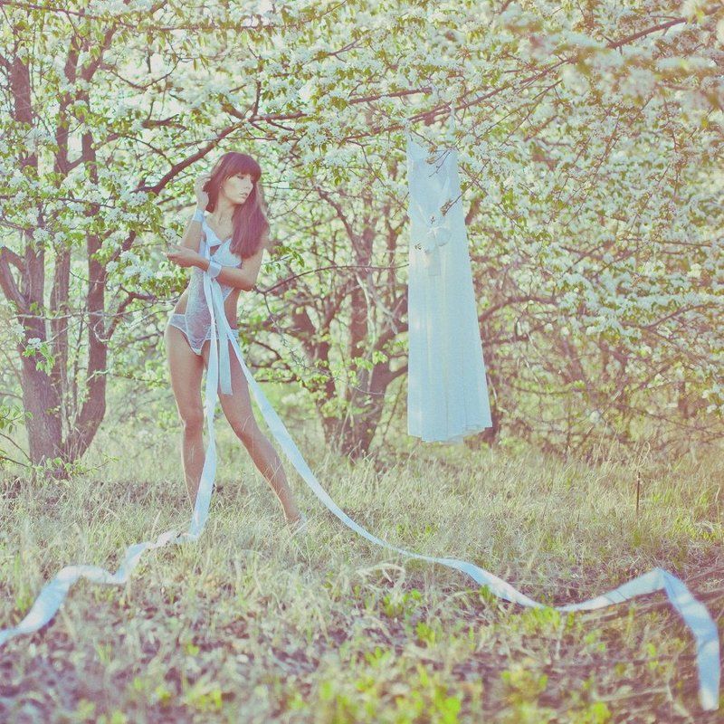 белые яблони... белое платье..photo preview