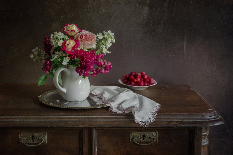 Розы с клубникойphoto preview