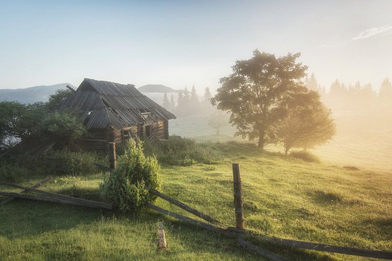 украина карпаты утро изба туман солнце ukraine carpathians morning hut fog sun Старая избаphoto preview