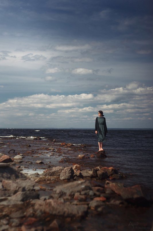 девушка, платье, море, побережье, пляж, вода, залив, облака, пленка Шум моряphoto preview