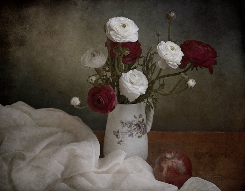 лютики, цветы, букет, кувшин, ваза, драпировка, ткань, яблоко, белый Лютики в белом кувшинеphoto preview