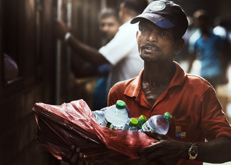 шри-ланка, канди, вокзальный разносчик, взгляд, перекус. Вокзальный разносчик.photo preview