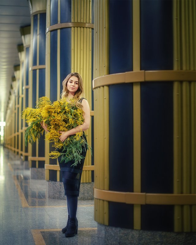 portrait, woman, metro, station, yellow, flowers, black, портрет, девушка, желтый, черный, метро, станция, лето photo preview