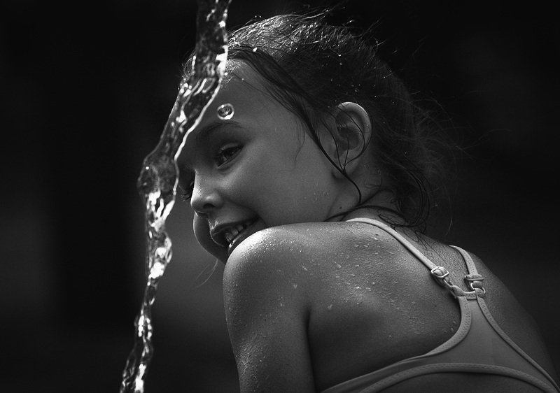 дети, чб фото, жанровый уличный детский портрет, фонтаны, эмоции Фонтанное настроение. Детиphoto preview