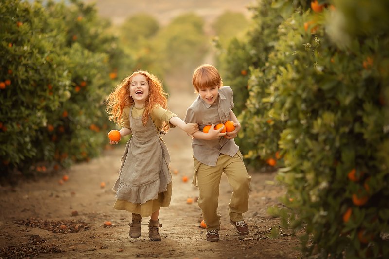 апельсины дружба мальчик девочка улыбка ***photo preview