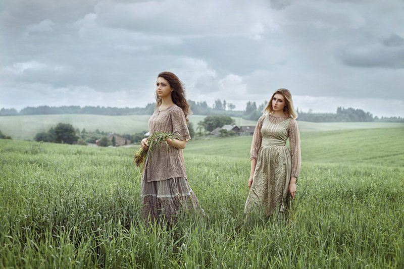 девушка, женский портрет,  поле,  ветер, деревня, лето, трава, небо, сборщицы, костюм, постановка, жанр Сборщицыphoto preview