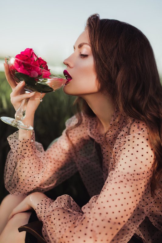 портрет, девушка, женский портрет, портрет девушки, лето, летний портрет, фэшн, стилизация, цветы, бокал, цвет, фото, фотография Варя Денищукphoto preview