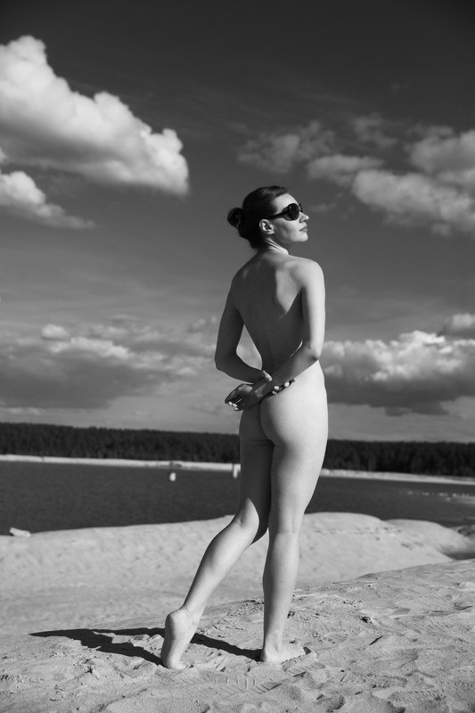 девушка женщина тело облака грудь ягодицы чб Пляжphoto preview