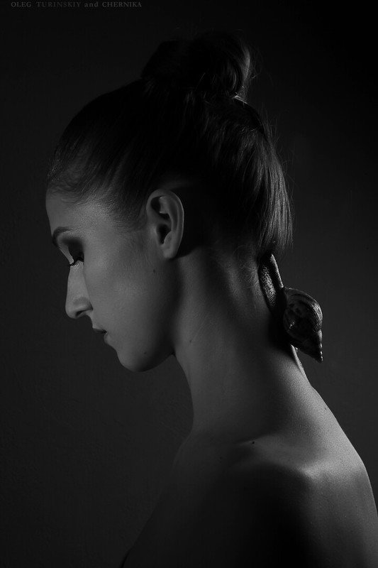 ракушка шея чб девушка улитка Улиткаphoto preview