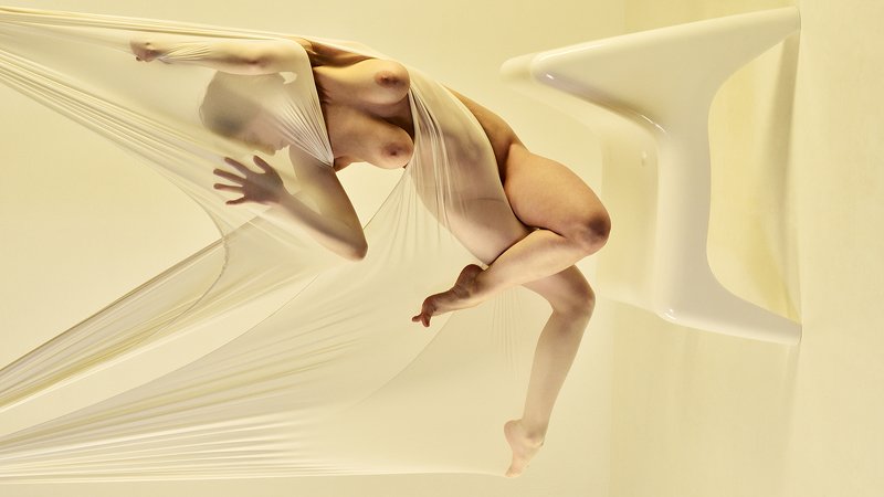 девушка Девушка в гамаке и кресло ... на стенеphoto preview