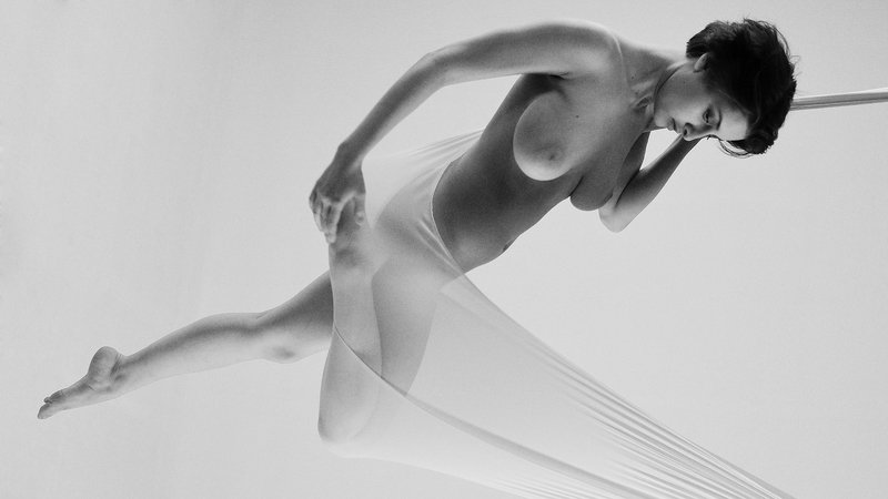 девушка Девушка в гамакеphoto preview