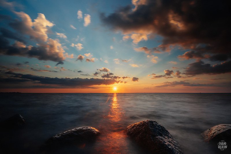 закат, залив, небо, облака, солнце, вечер, вода, длинная выдержка, камни, скалы, море, берег, чейка Закат в Сестрорецкеphoto preview