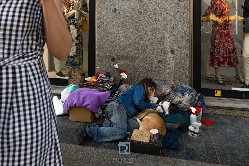 женщина, мужчина, улица, Мадрид, Испания, бездомный, собака, жара, серый, стена, тротуар, горошек, клетка, город, бедность, бедный, социальный, сон, сон, платье, красный, магазин, цветок Sleeping on the Sidewalkphoto preview