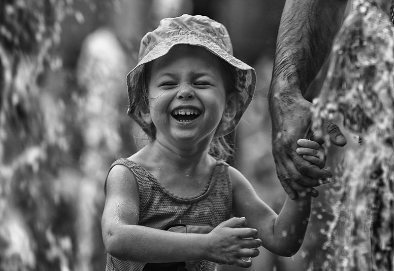 дети, чб фото, жанровый уличный детский портрет, фонтаны, эмоции Фонтанное настроениеphoto preview