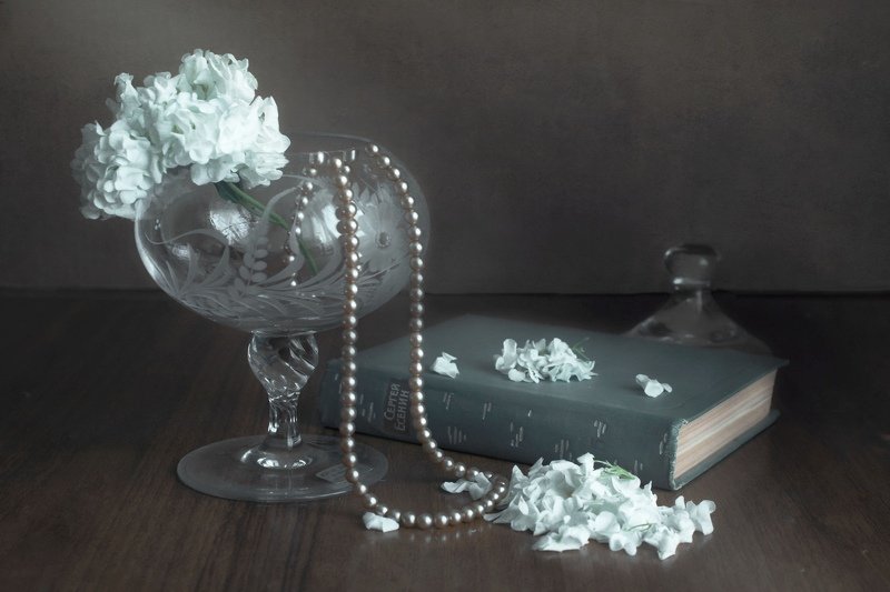 цветы, ваза, книга, поэт, бусы Цветы и стихиphoto preview