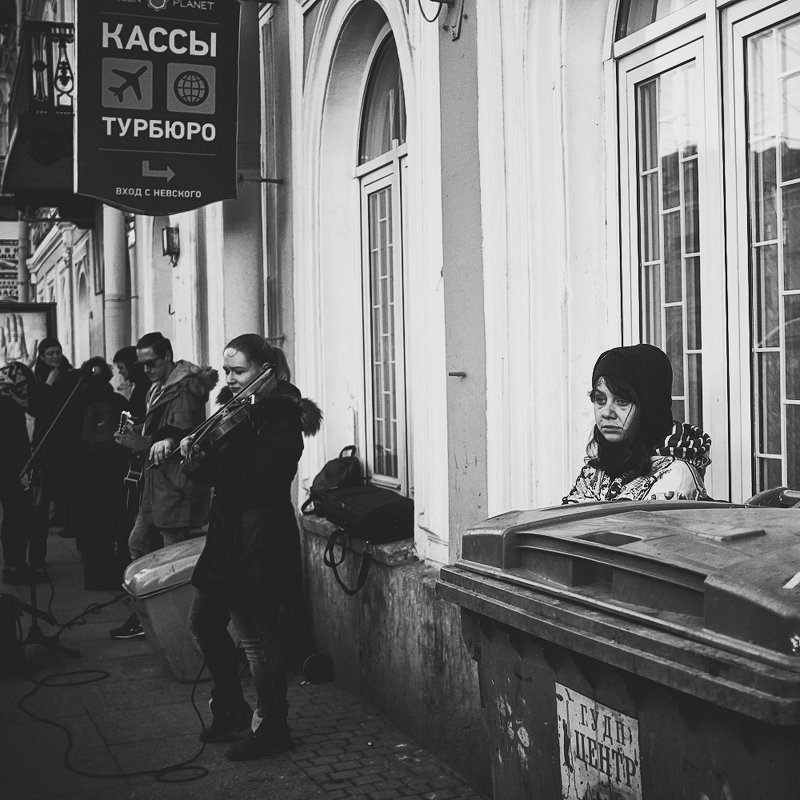 город, музыканты, чб, питер среди городаphoto preview