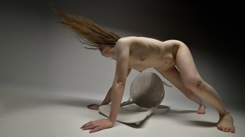 девушка Девушка и стулphoto preview