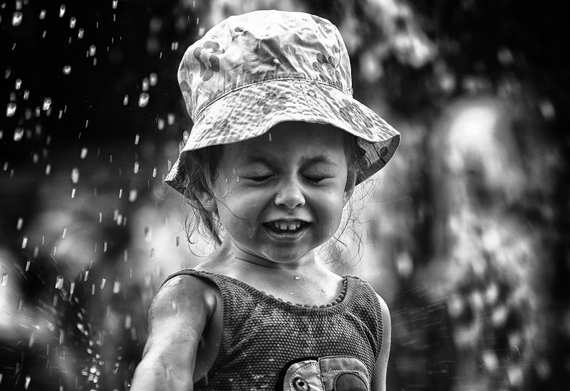 дети, чб фото, жанровый уличный детский портрет, фонтаны, эмоции Фонтанное настроениеphoto preview