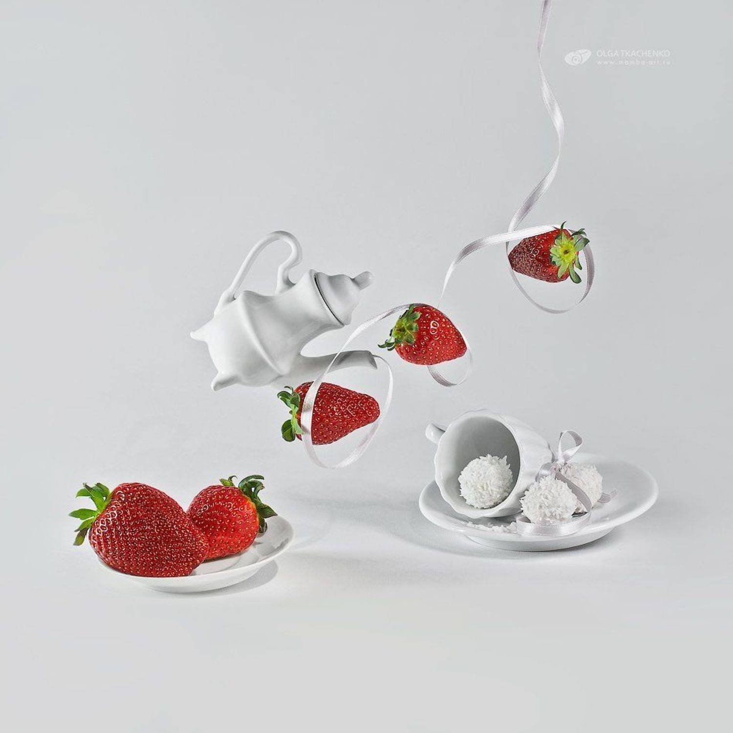 клубника, молочник, блюдце, летающие, ленточка, конфеты, натюрморт, Olga Tkachenko