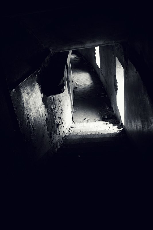 чб, заброшенное, коридоры поворотыphoto preview