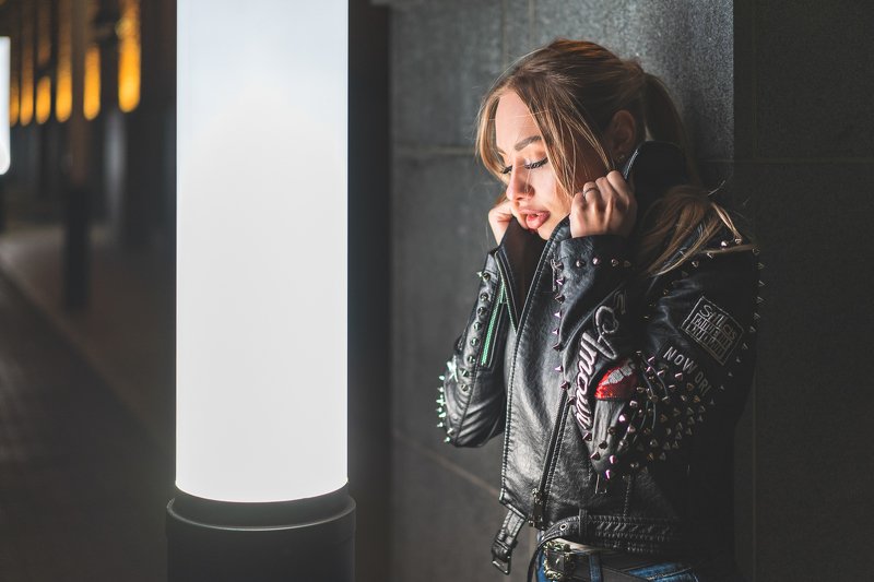 ночь, куртка, косуха, фонарь, свет, модель Ночной портретphoto preview