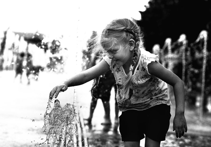 дети, чб фото, жанровый уличный детский портрет, фонтаны, эмоции Фонтанное настроениеphoto preview