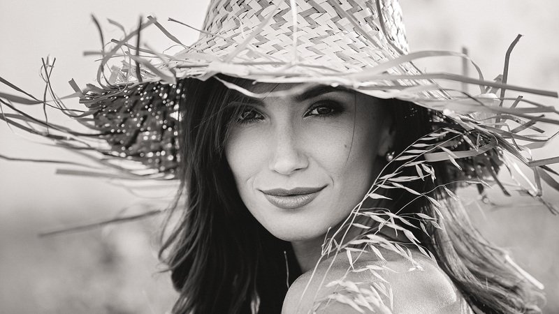 beauty, girl, cute, glamour, face , outdoor, in the field, black&white photo preview